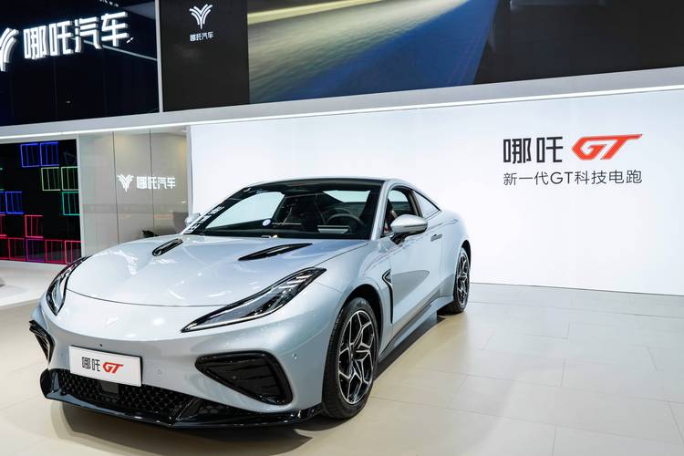 成都27哪吒汽车在智能汽车领域的表现，领途汽车在新能源汽车市场中的影响力